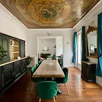 Appartement De Luxe Avec Fresque, Hyper Centre Et Parking Sure